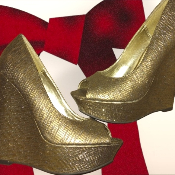 L@@K! Super Sexy Brand New STEVE MADDEN Metallic Sparkle Gold Peep Toe ELSI heel - Picture 2 of 16